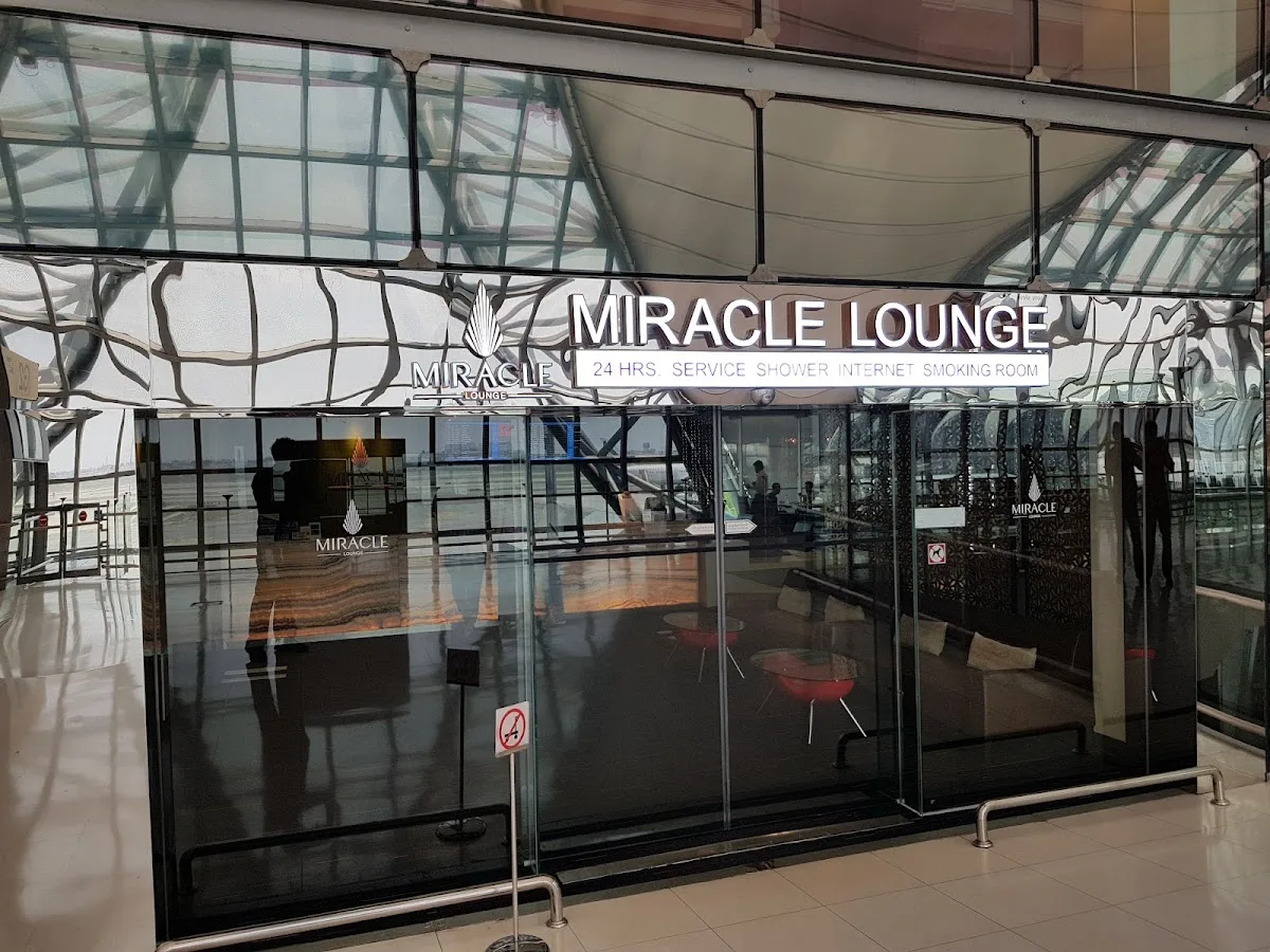Louis' Tavern CIP First Class Lounge